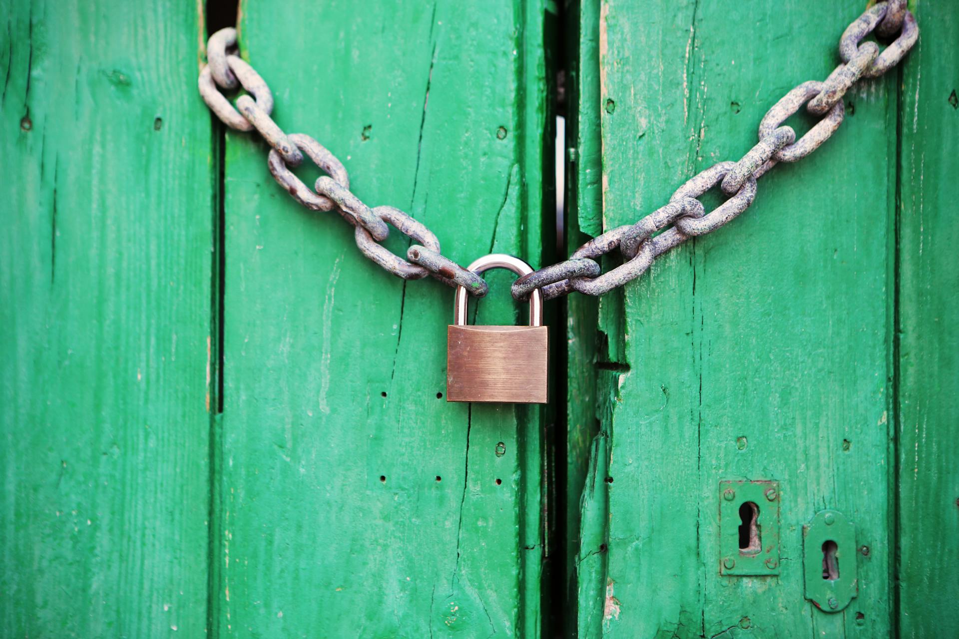 Padlock with chain