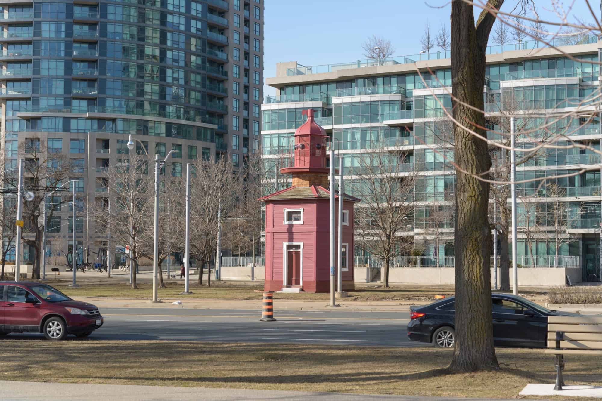 Wide view of Queen's Wharf Lighthouse