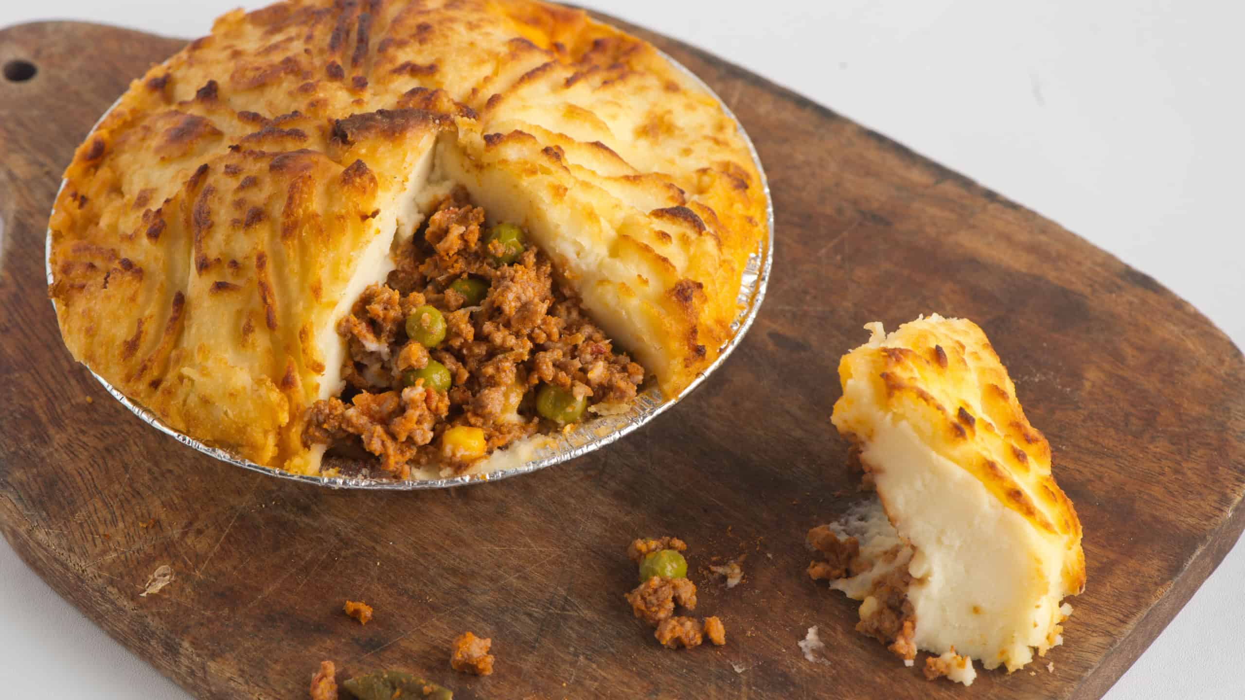 Pâté chinois. Seasoned meat, peas carrots, garlic and onions topped with garlic mashed potatoes and oven