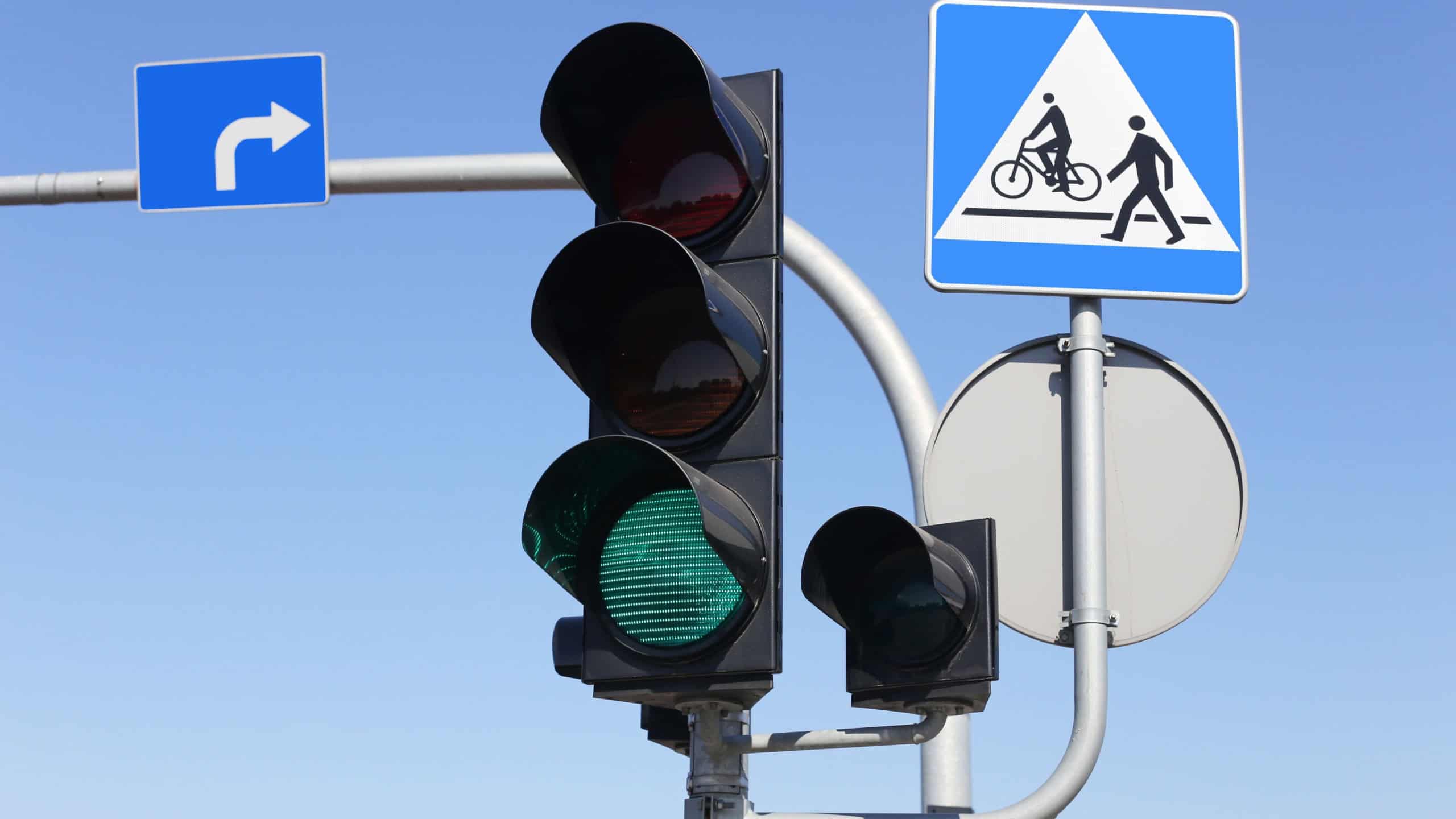 Green traffic light signal with right turn arrow at intersection. Permission to drive through city crossing. Smart traffic light and semaphore for safe travel. Pedestrian crossing road traffic sign.