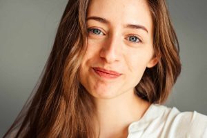 Women who don’t care about a lot of makeup usually have 8 distinct personality traits