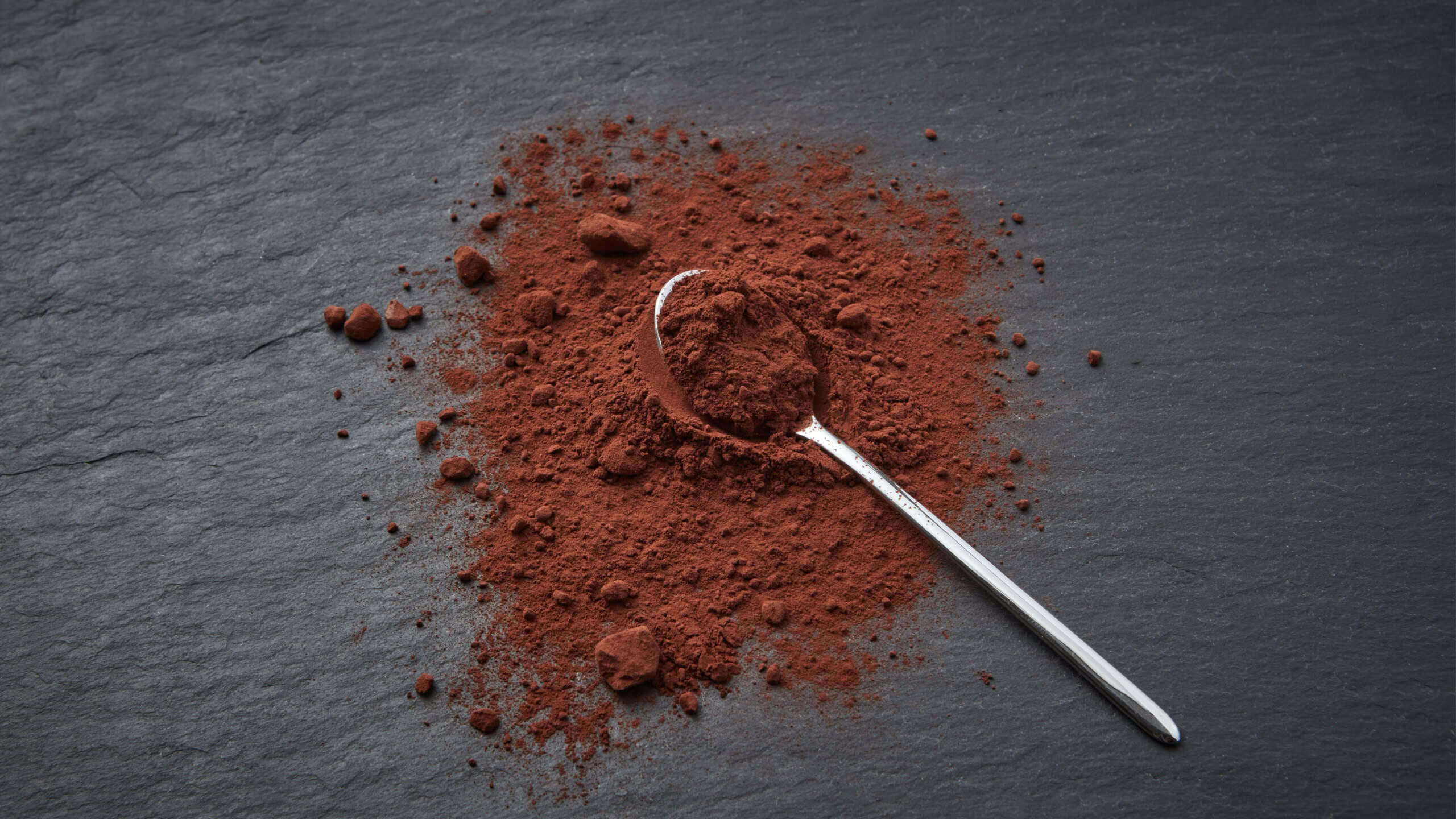 Organic cocoa powder with spoon