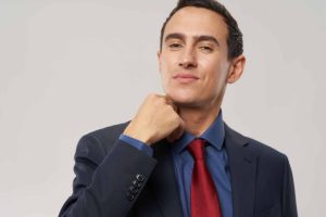 10 things older men do that make women attracted to them almost immediately
