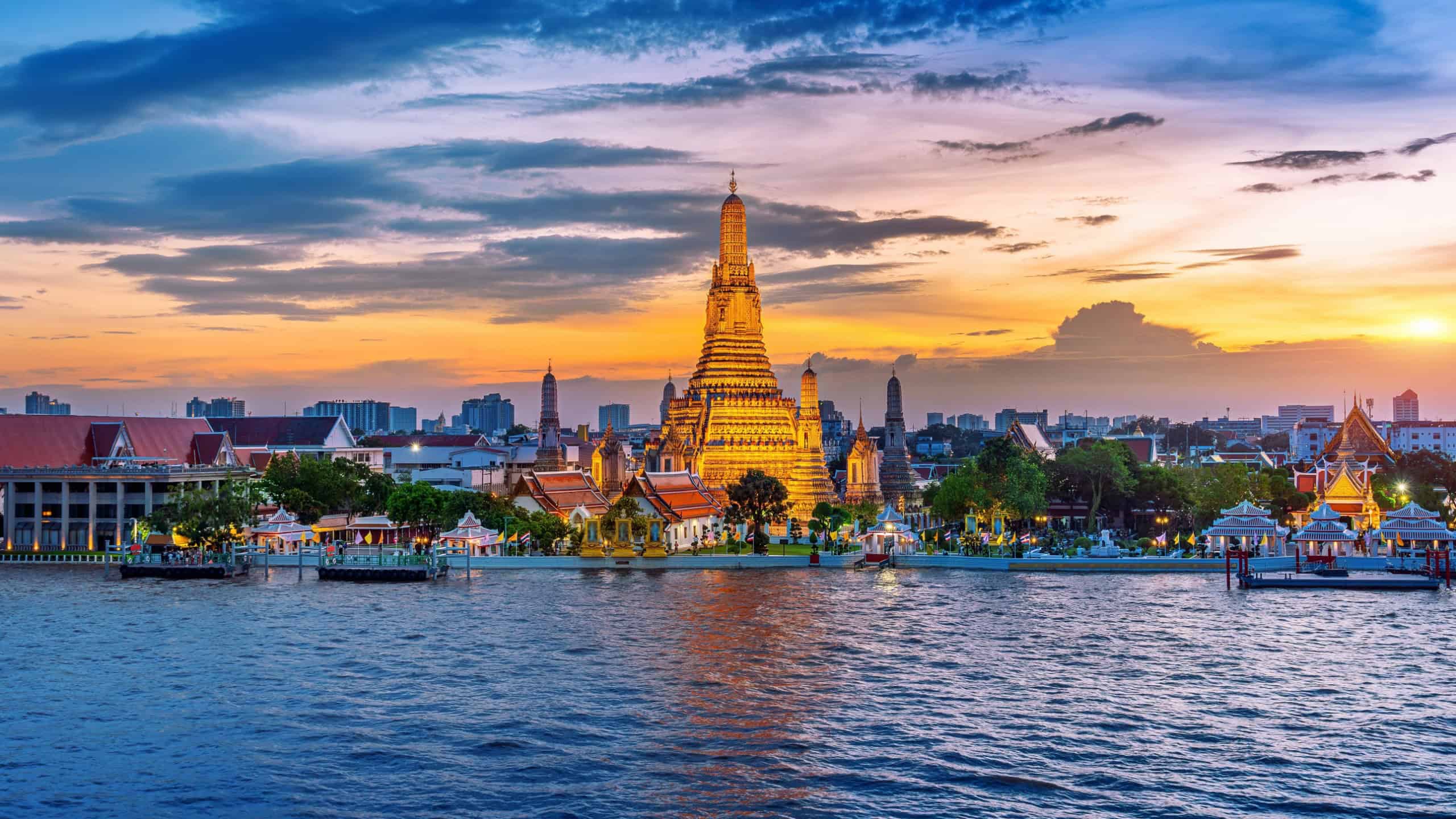 Wat Arun Temple (Wat Arun Ratchawararam) at sunset, Bangkok in Thailand.