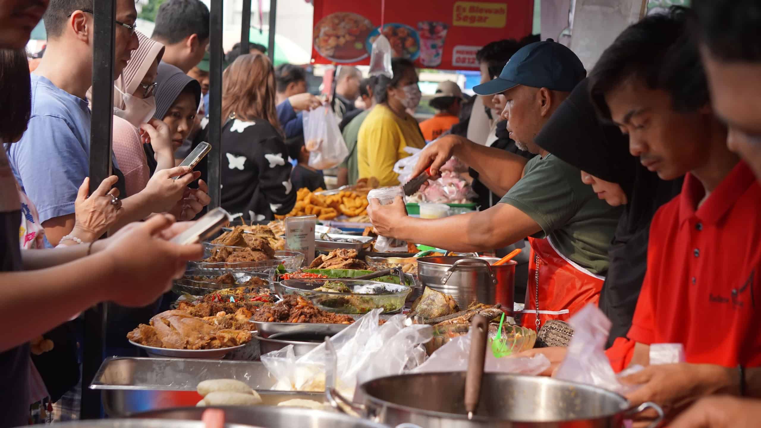 March 2, 2025. Jakarta, Indonesia. The atmosphere of the market in Benhil, Jakarta, selling cakes, food, and drinks for breaking the fast or Iftar during the month of Ramadan