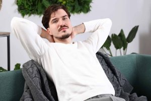 Men with very few friends and visitors often have these 10 traits