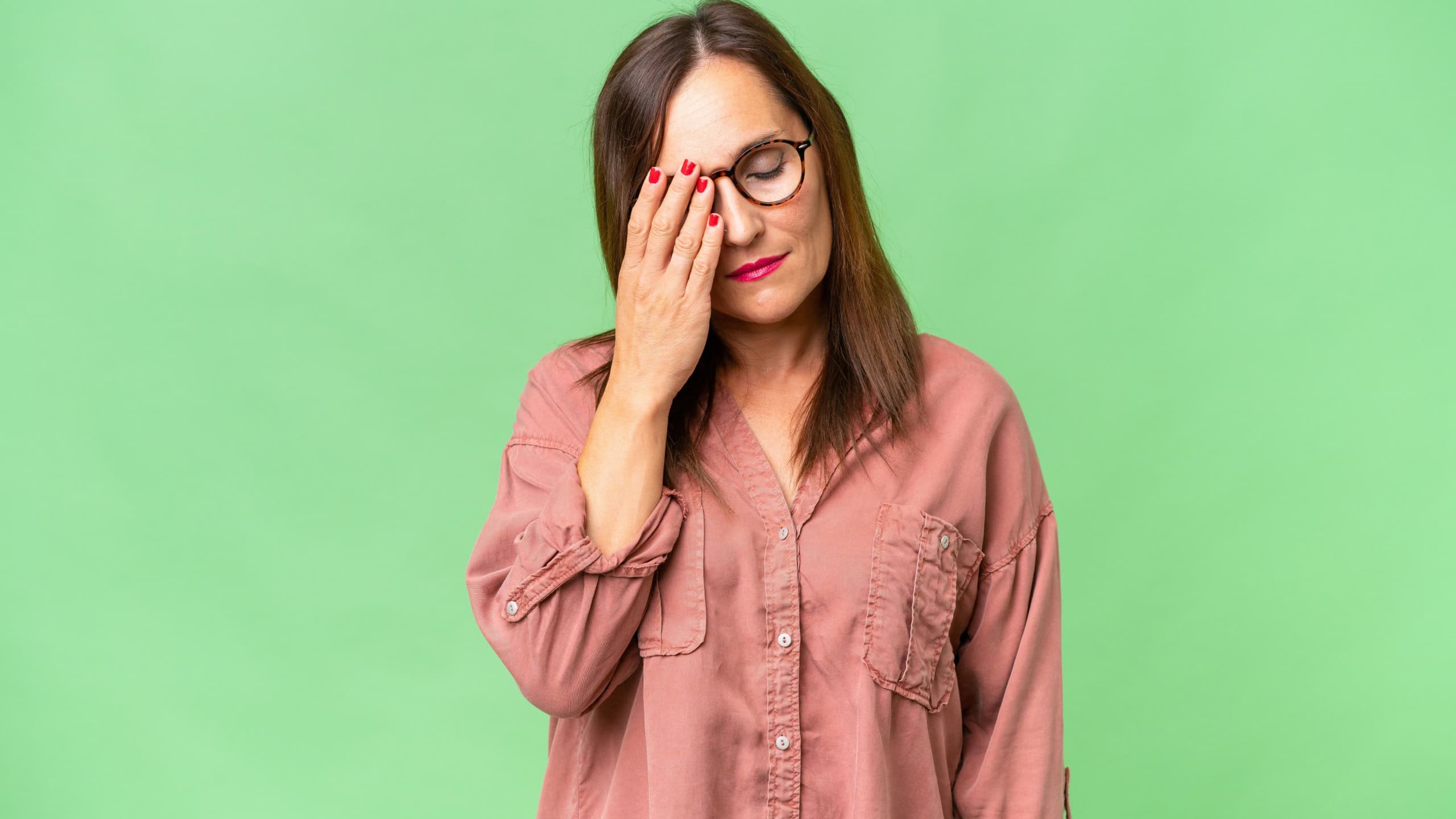 Middle-aged caucasian woman over isolated background with headache