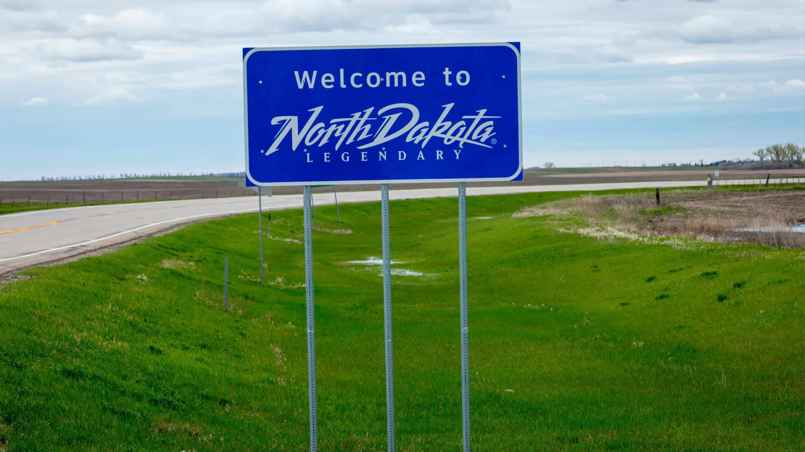 4/29/2019 N DAKOTA, USA - Welcome to North Dakota state road sign