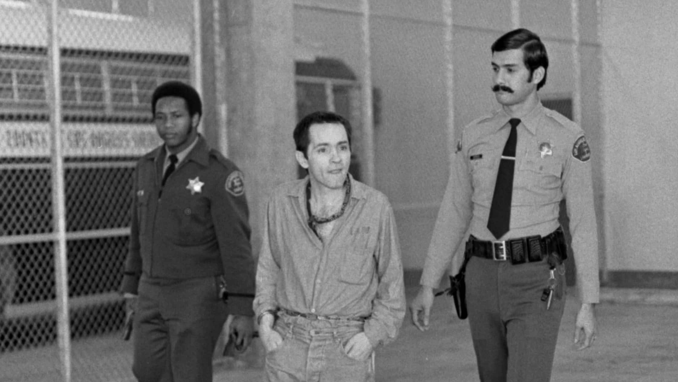 Charles Manson, escorted by two Los Angeles Sheriffs, 1973