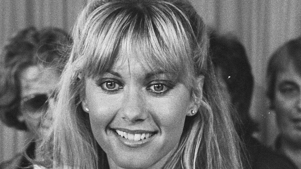 Aankomst zangeres Olivia Newton John op Schiphol Olivia Newton John in de persk, Bestanddeelnr 930-0132 (cropped)