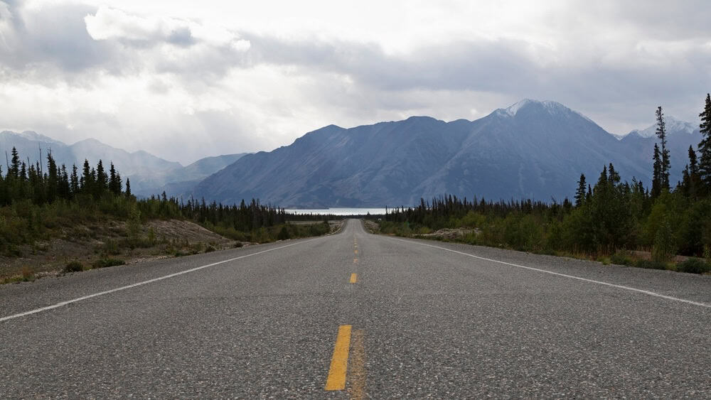 Highway with a view of the Saint Elias Mountain Range in Kluane National Park and Reserve, Yukon Territory, Canada, North America