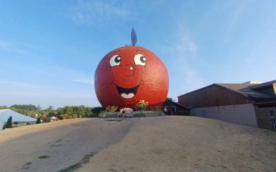 You’re not really Canadian unless you’ve stopped at 7 of these 10 roadside attractions